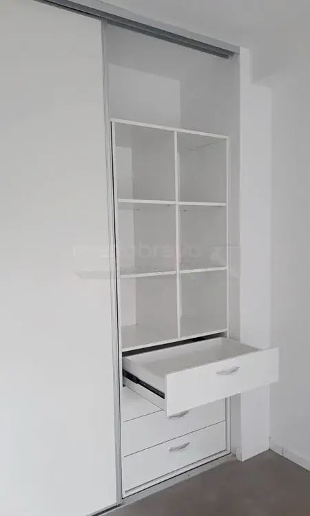 Interior de placard con cajonera y correderas telescópicas