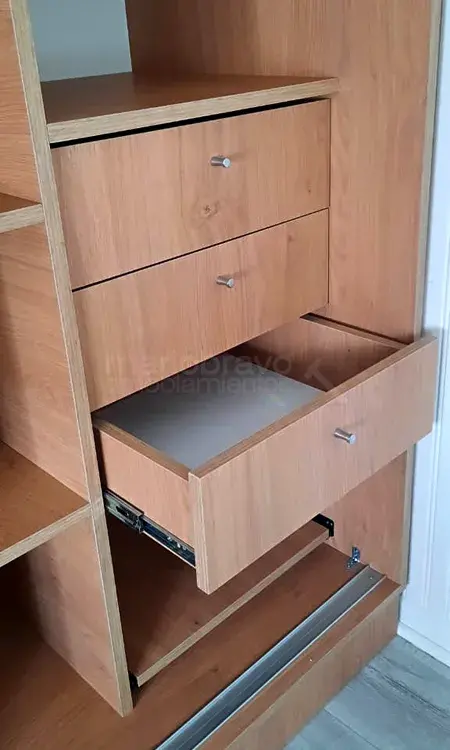 Placard de melamina blanca con cajonera interior